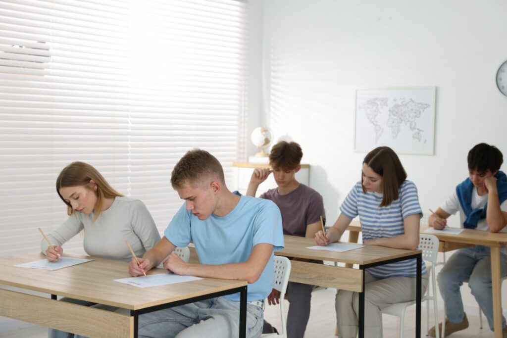 Groupe de lycéens qui s'entrainent a l'écrit en conditions d'examen.
