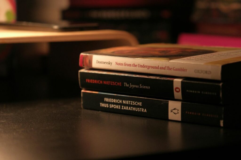 Pile de livres philosophiques classiques : Dostoïevski, Nietzsche, Zarathoustra.