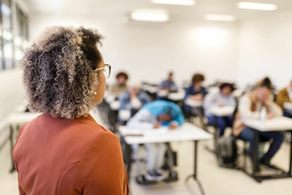 Enseignante face a sa classe lors d'un cours de philosophie en terminale.