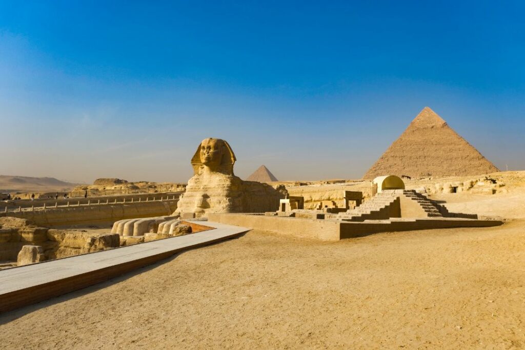 Le Sphinx et la pyramide de Gizeh sous un ciel bleu, monuments dont Thalès aurait mesuré la hauteur.